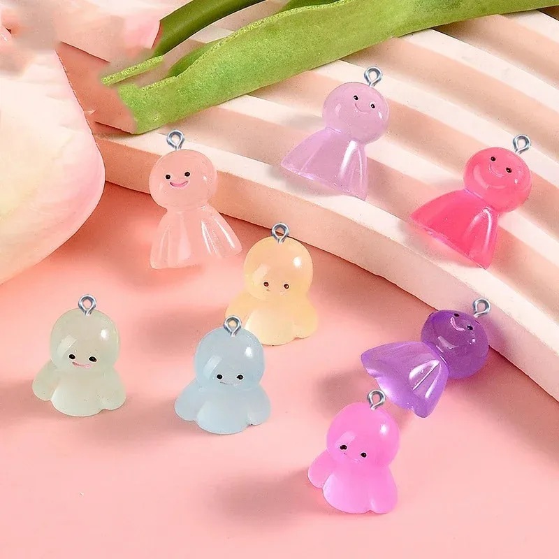 Resin Craft Supplies - 10 個暗闇で光る漫画人形樹脂チャーム発光ペンダント DIY クラフト用品イヤリングネックレスキーホルダージュエリー用